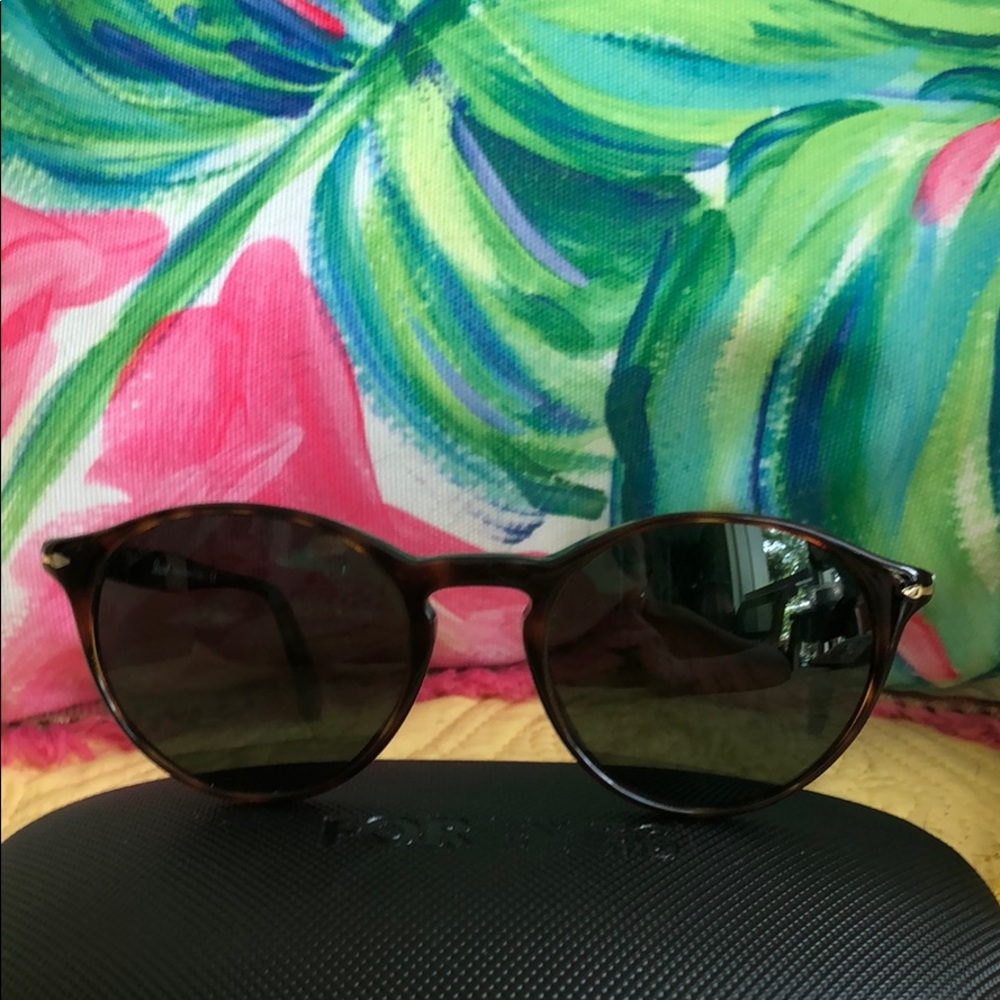 Fabulous Persol sunglasses/Bond heroine in SKYFALL